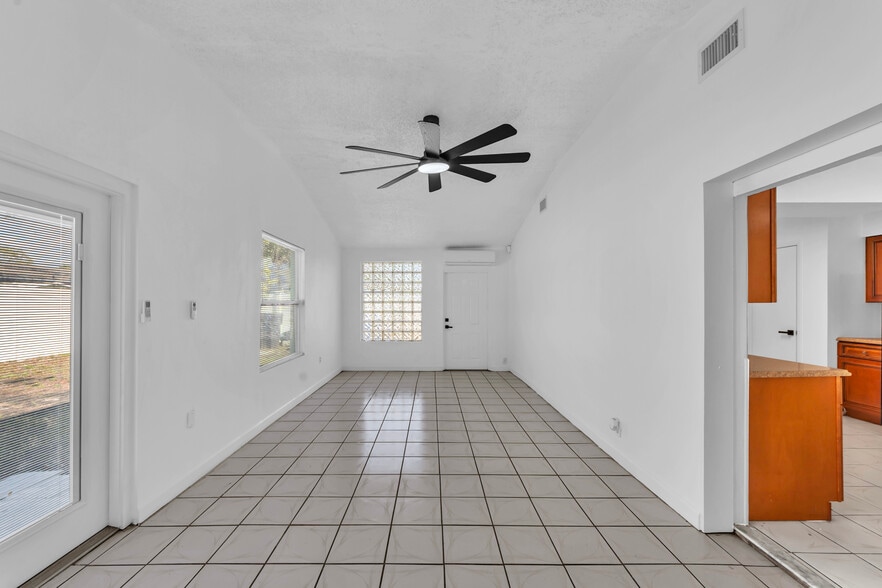 Building Photo - 6013 W Knox St