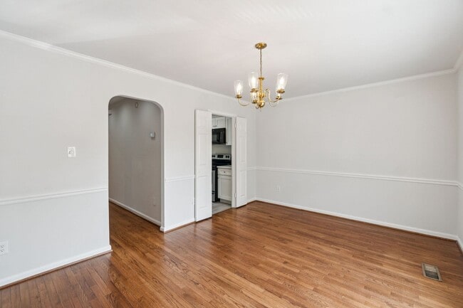 Building Photo - Wonderful, 4 level Arlington Brick townhome!