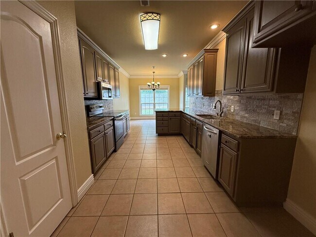 Building Photo - 5203 S Brooks Cir