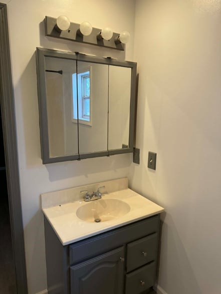 Building Photo - 313 E 4th St