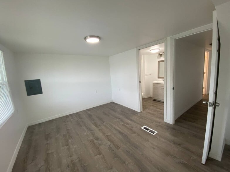 Building Photo - 12 Shoreland Dr