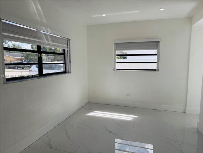 Building Photo - 706 W 40th Pl