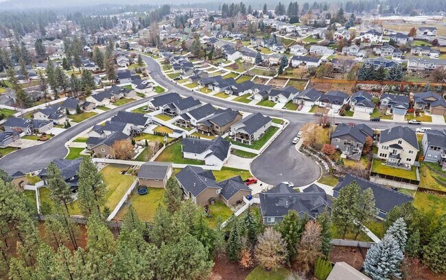 Building Photo - Discover Luxury at Every Turn!