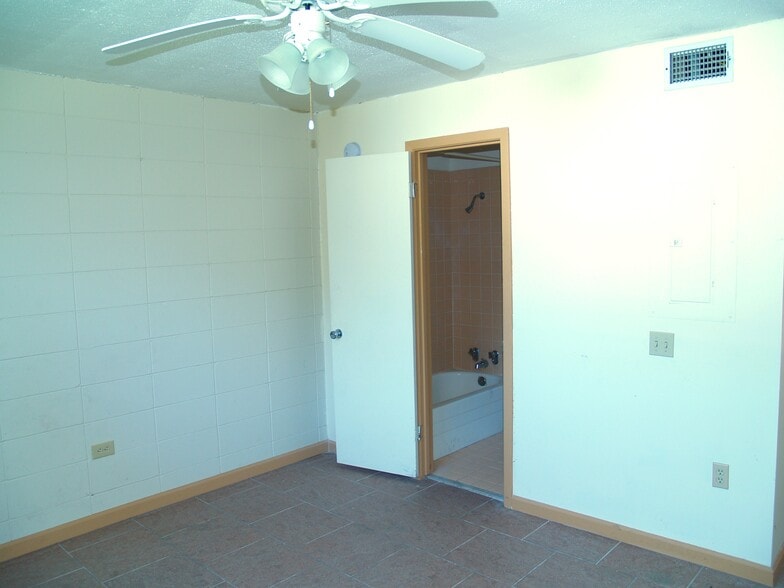 Building Photo - 710 Iris St