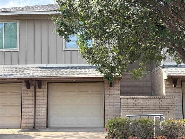 Building Photo - 2208 Kavanaugh Blvd