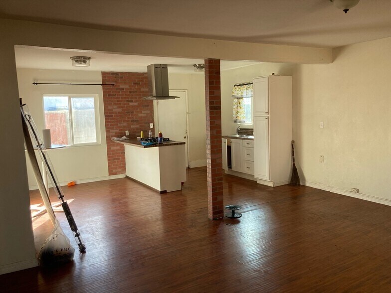 Building Photo - 2813 N Santa Fe Ave