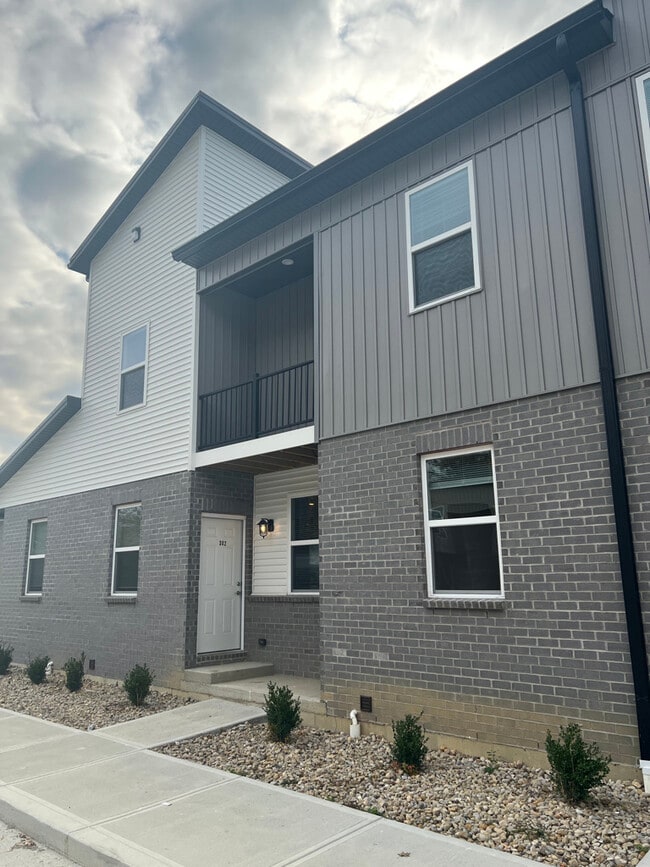 Building Photo - 809 Courtyard Ln