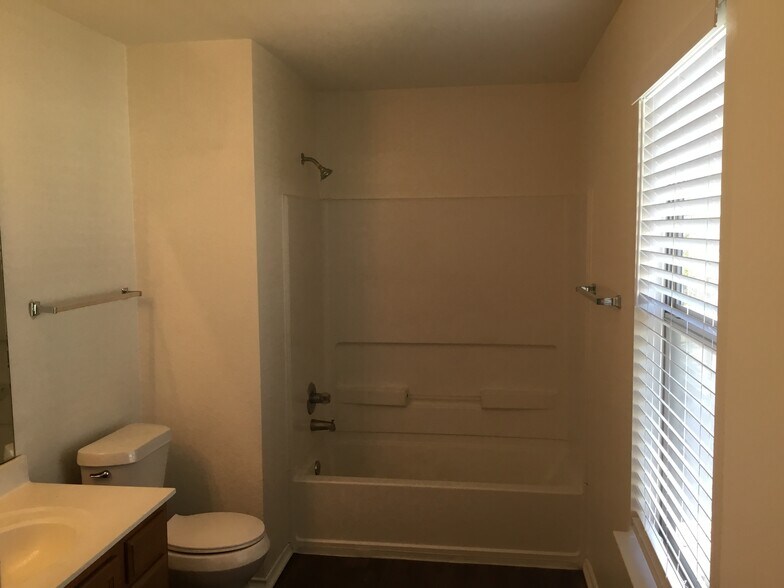 Building Photo - 6202 Roseborough Dr