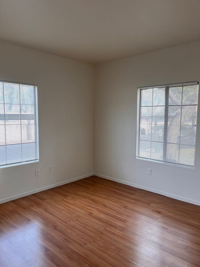 Building Photo - 2 Bedroom condo - Great Location
