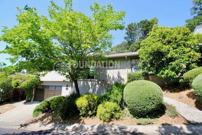 Building Photo - 107 Bretano Way