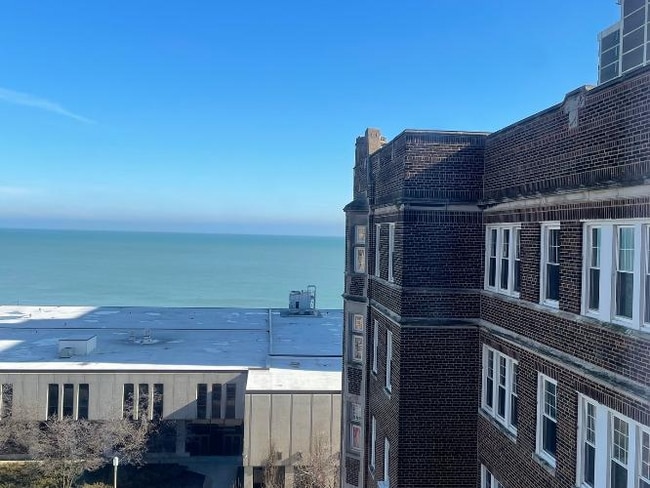 Building Photo - 6334 N Sheridan Rd