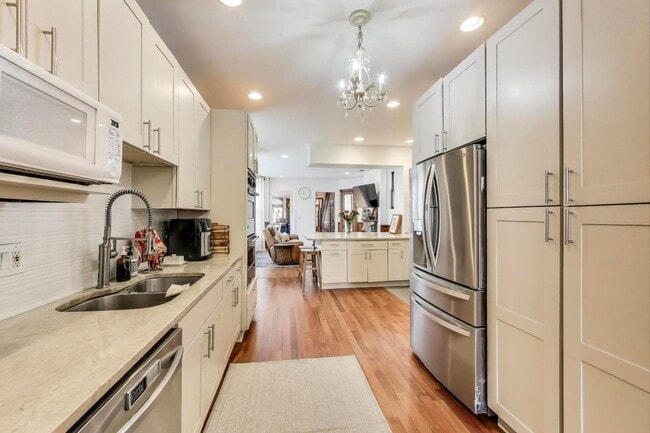 Building Photo - 4553 S Ellis Ave