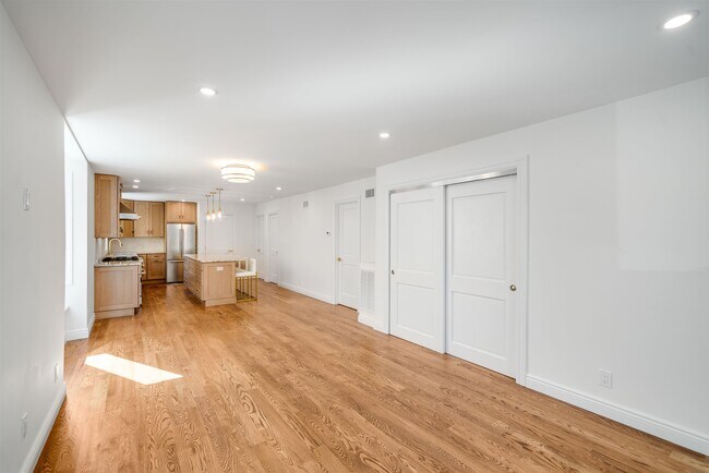 Building Photo - 11 Walnut St