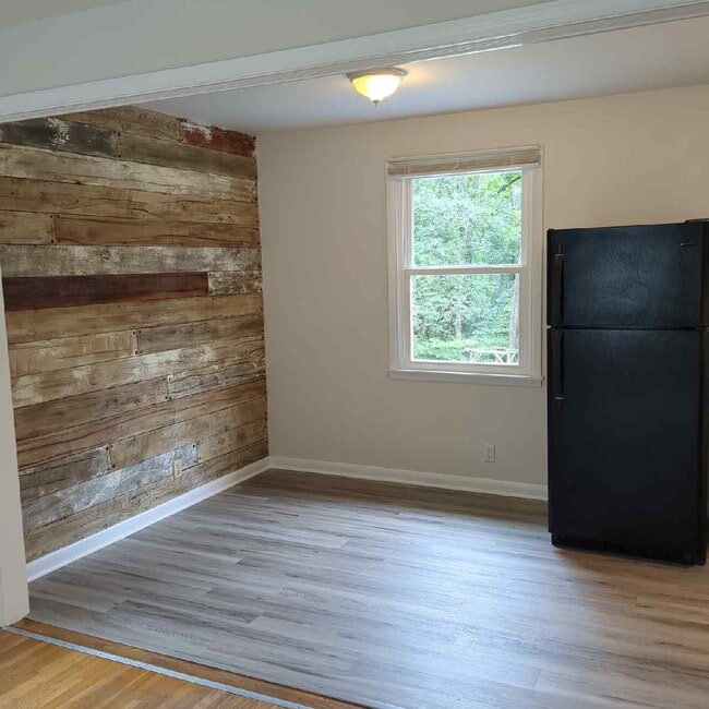 Building Photo - 493 Westcrest Dr