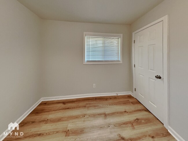 Building Photo - 1371 Stoneham Ct