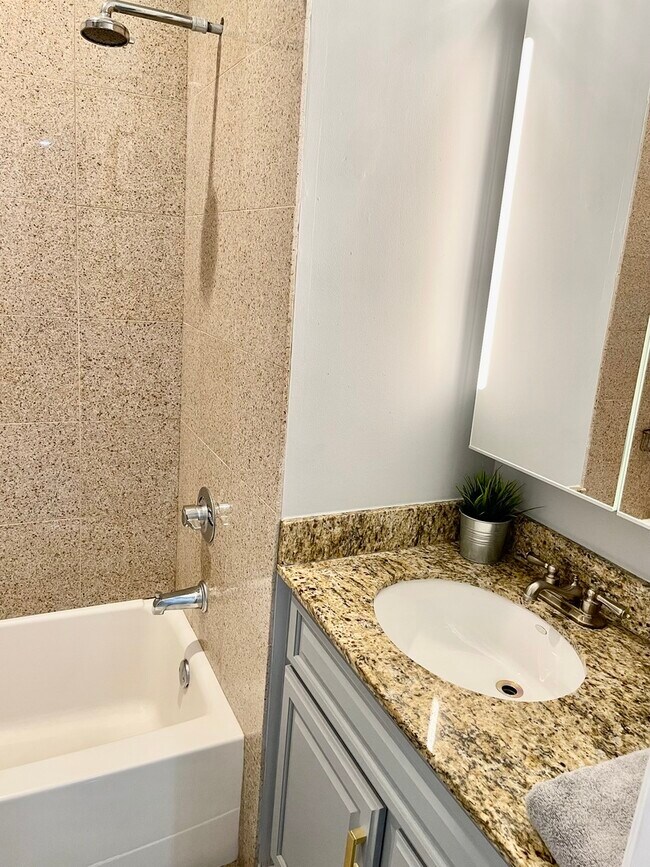 Building Photo - 2724 W Warren Blvd