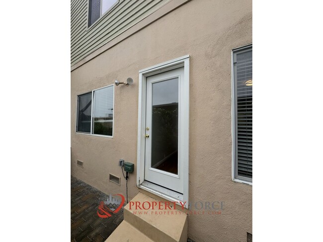 Building Photo - 116 Madrone Ave