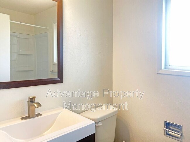 Building Photo - 365 Jackson St W