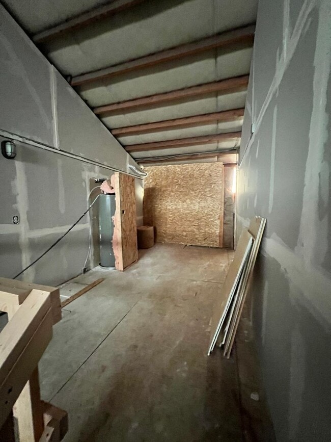 Building Photo - Beautiful Large Modern Shome located betwe...