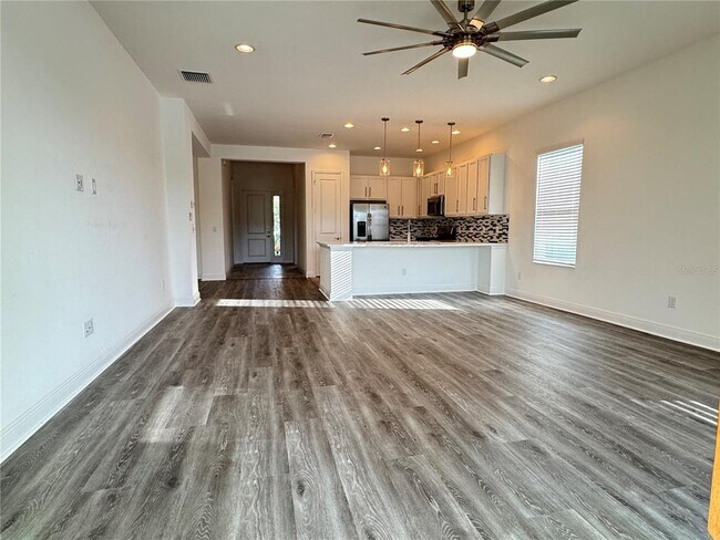 Building Photo - 31045 Lindentree Dr