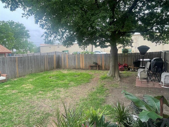 Building Photo - 3601 Leafield Dr