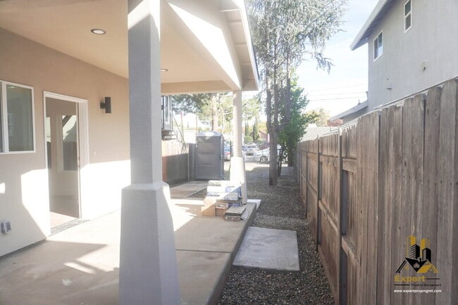 Building Photo - 125 B St