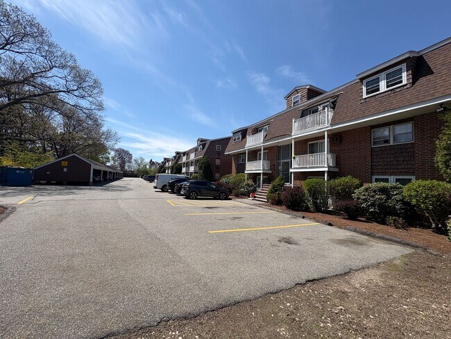 Building Photo - Beautifully maintained 2 bedroom Condo on Andover/Lawrence border
