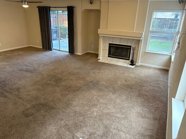 Building Photo - 9336 Lariat Dr