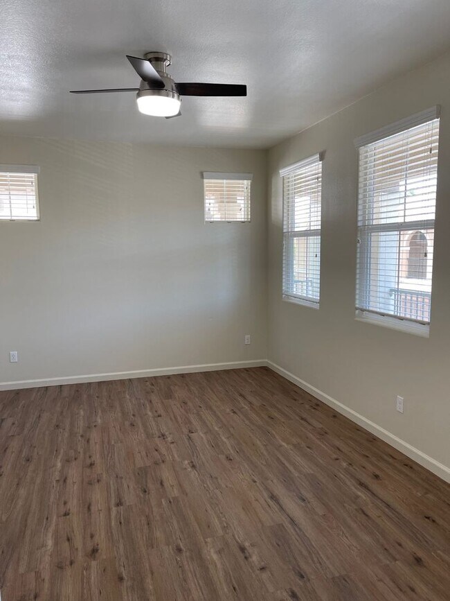Building Photo - Modern 2-Bedroom Condo with Solar in the H...