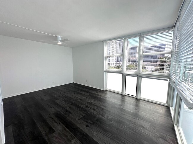 Building Photo - Large Updated 2BR/2BA Bath Condo - Steps from Fort Lauderdale Beach!