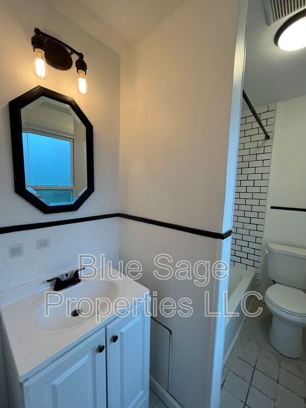 Building Photo - 913 8th Ave