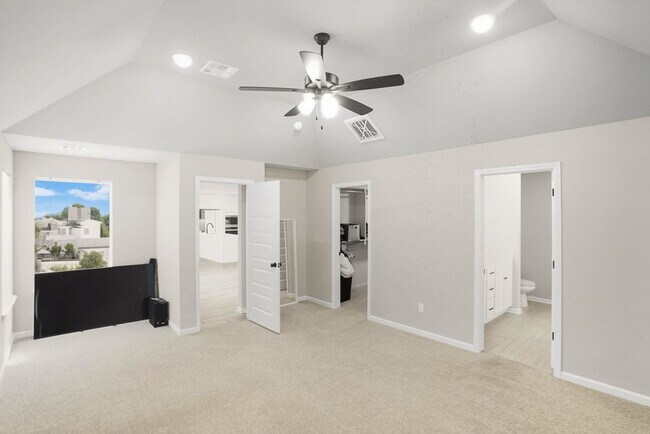 Building Photo - Like new, Move in Ready.