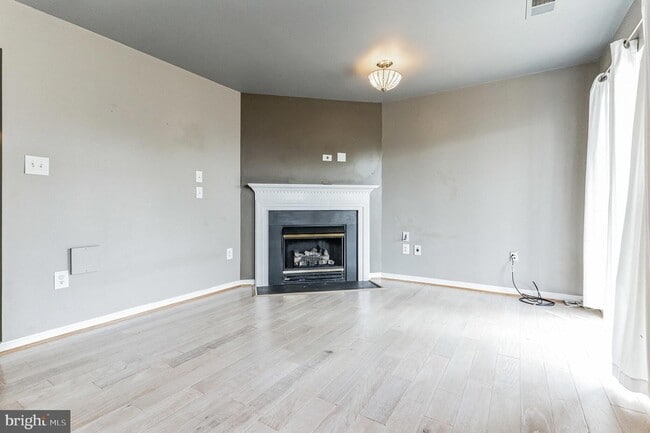 Building Photo - 210 Golden Larch Terrace NE