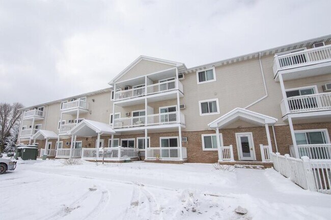 Building Photo - 830 E Elm Dr