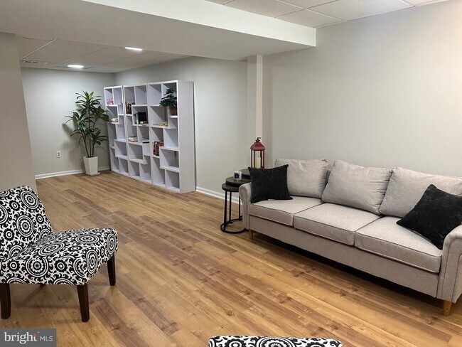 Building Photo - 4847 Chevy Chase Dr