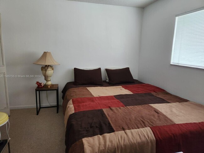 Building Photo - 3571 Inverrary Dr