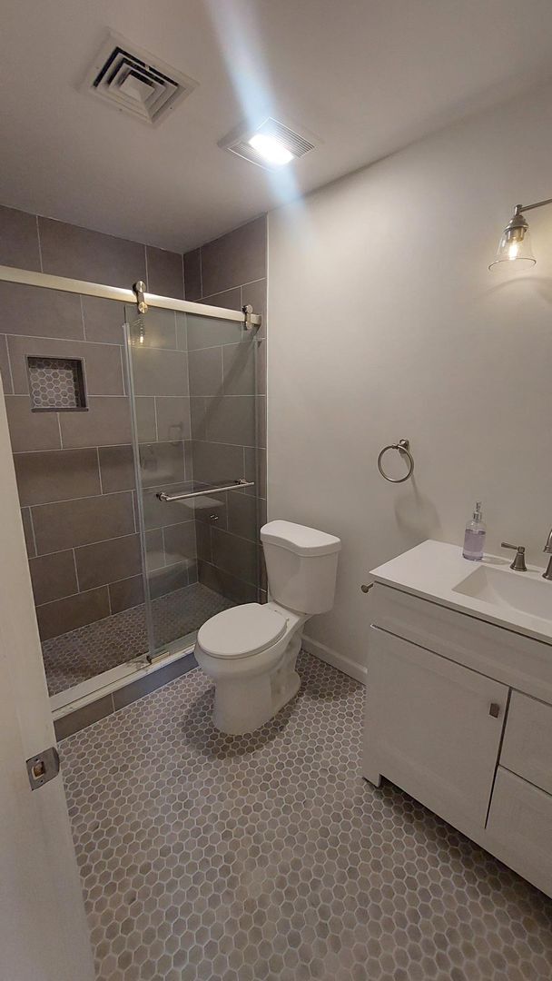 Building Photo - Spacious Townhouse w/Renovated Bathroom