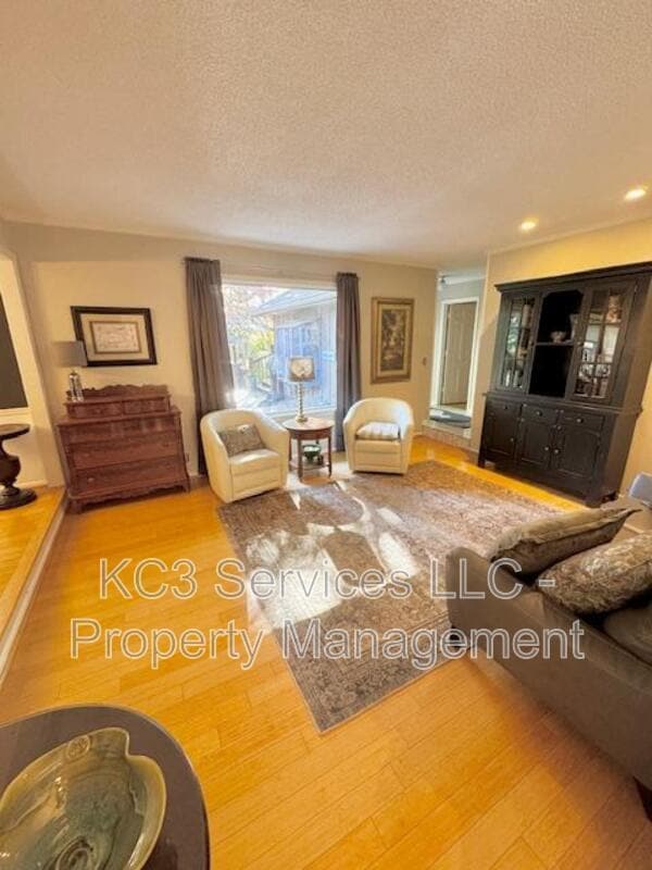 Building Photo - 615 E 101st Ter