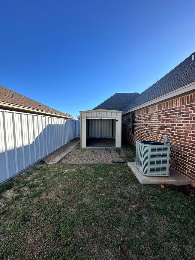 Building Photo - Stunning 4 Bed Home! 3 Car garage ! Mesa School District!