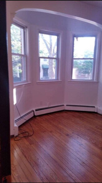 Building Photo - 256 Bowers St