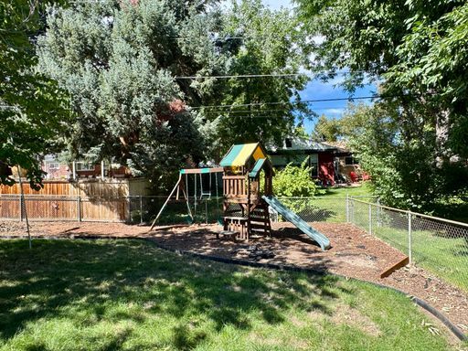 Building Photo - Large Single Family Home Available NOW!! ONE MONTH FREE!!