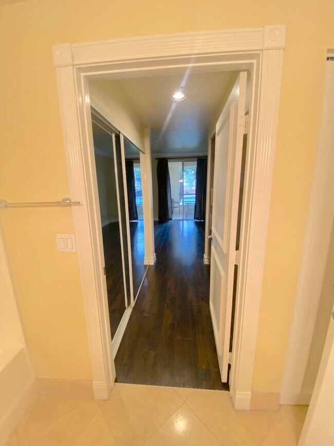 Building Photo - Discover Your New Home! Spacious 1-Bedroom...