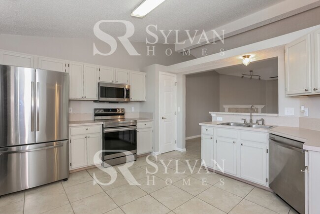 Building Photo - Feel welcome and comfortable in this charm...