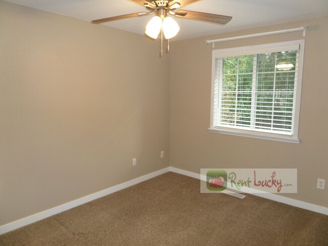 Building Photo - Stunning and LARGE Remodeled 3-Bedroom Hom...