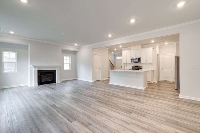 Building Photo - End-unit 3 bedroom townhome with Screened Porch!