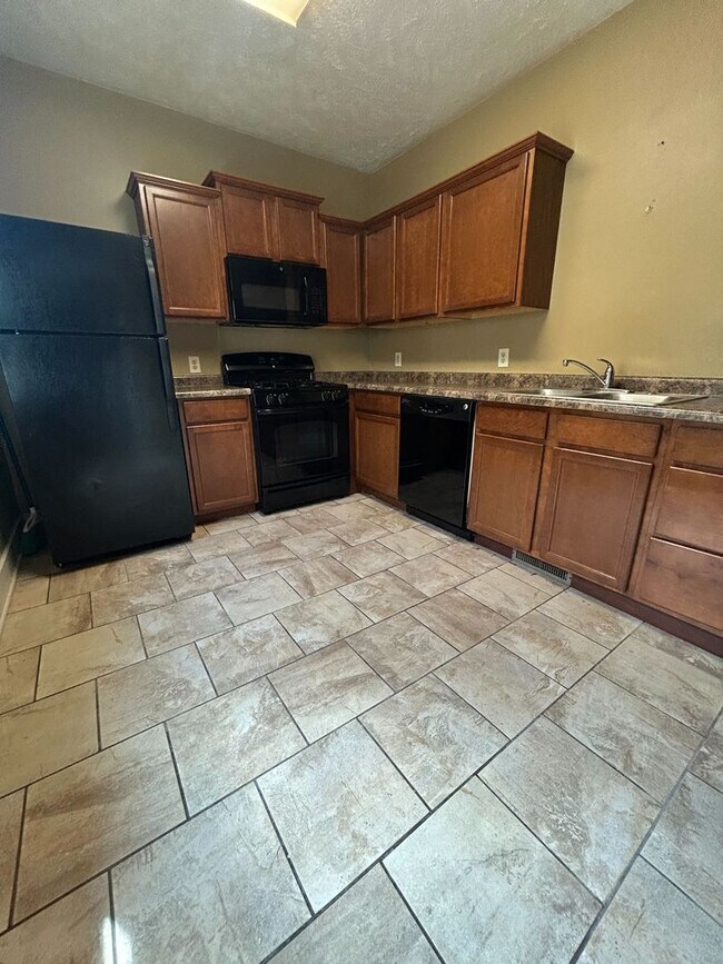 Building Photo - Beautiful 2 Bedroom Townhouse!