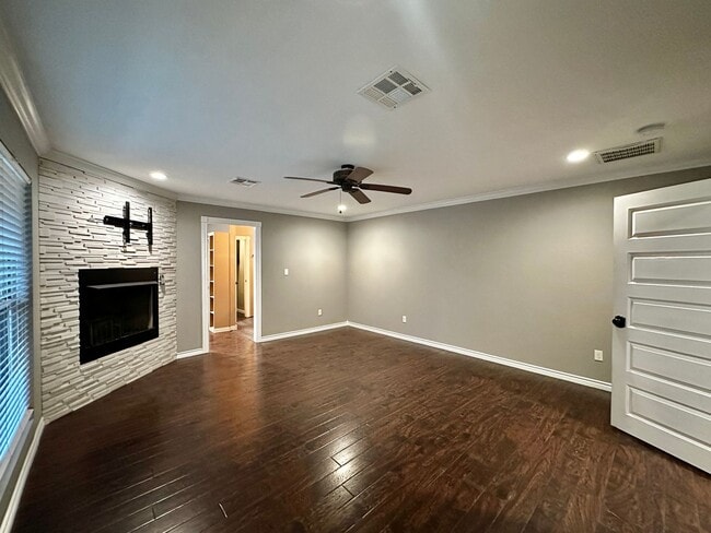 Building Photo - Lawn Care & WiFi Included