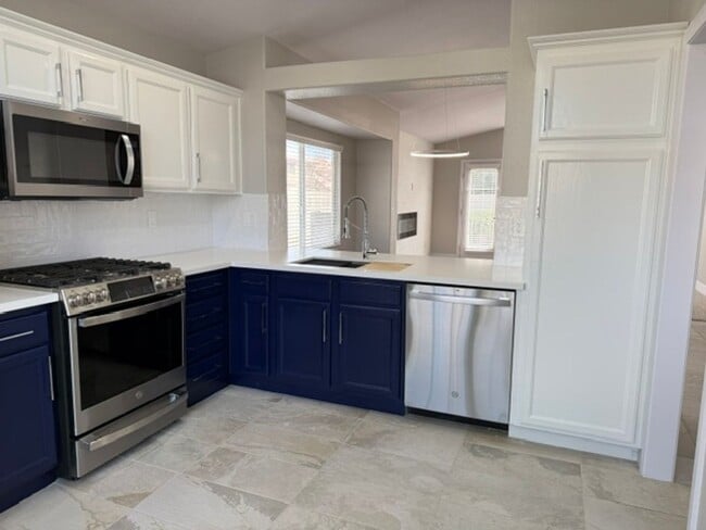 Building Photo - STUNNING 3BD/2BA SINGLE STORY BEAUTY IN THE HEART OF THE SOUTHWEST!!  **GORGEOUSLY REMODELED!! **...