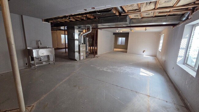 Building Photo - 3 Bedroom 2 Bath Home With Large Unfinished Basement