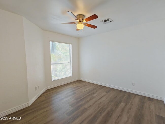 Building Photo - 1121 W Manor St